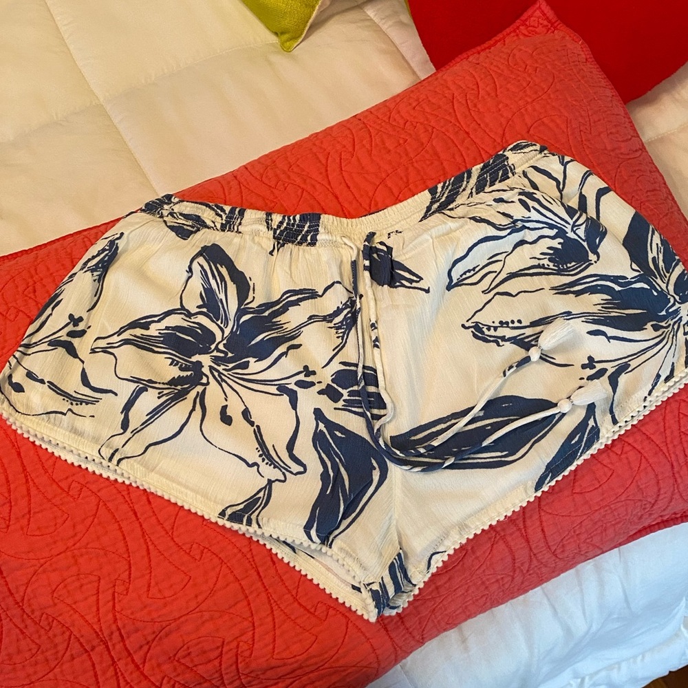 Amuse Society Blue/White Tropical Print Viscose Short M